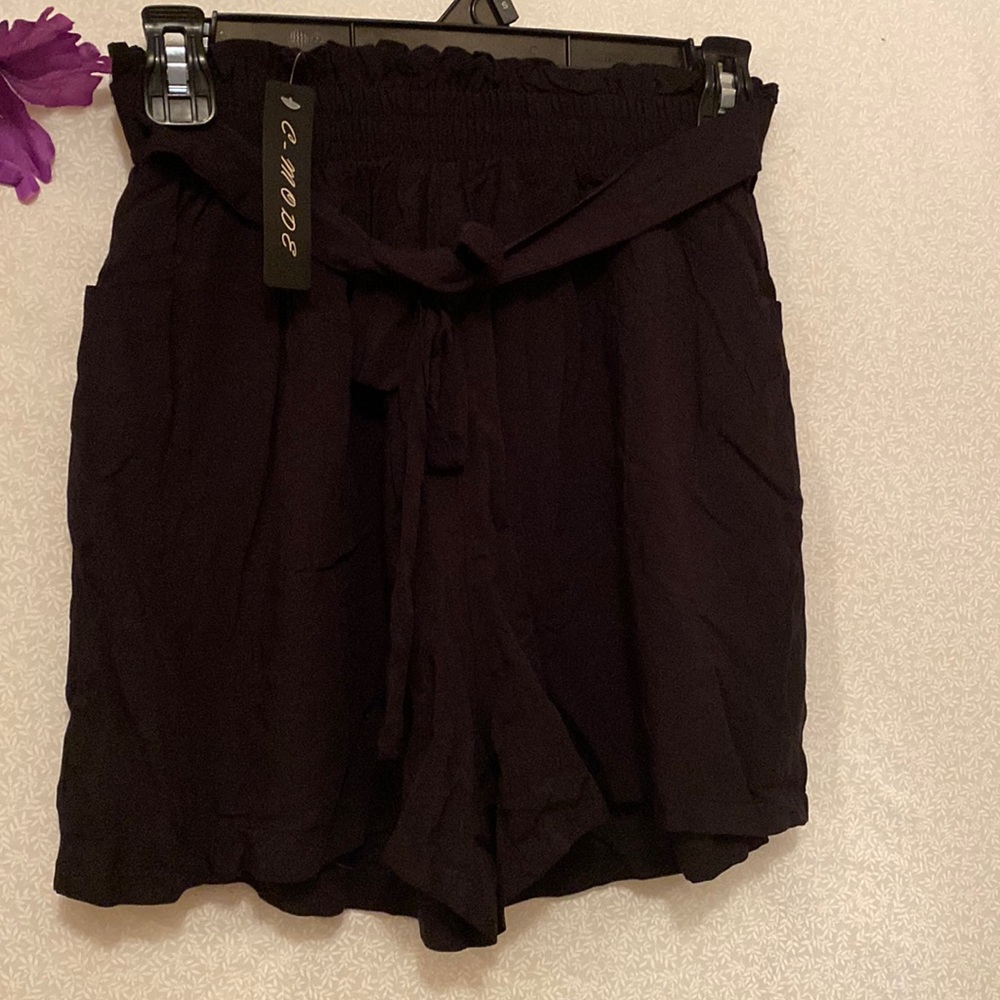 Cute elastic waist tie front shorts